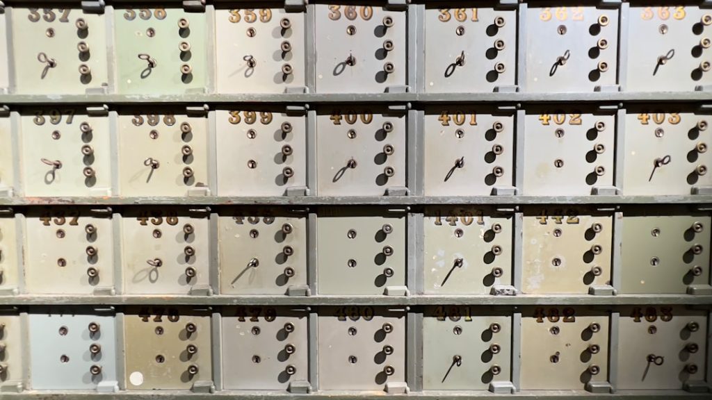 découvrez tout ce qu'il faut savoir sur le code bancaire : définition, utilité et comment l'utiliser pour vos transactions financières en toute sécurité.