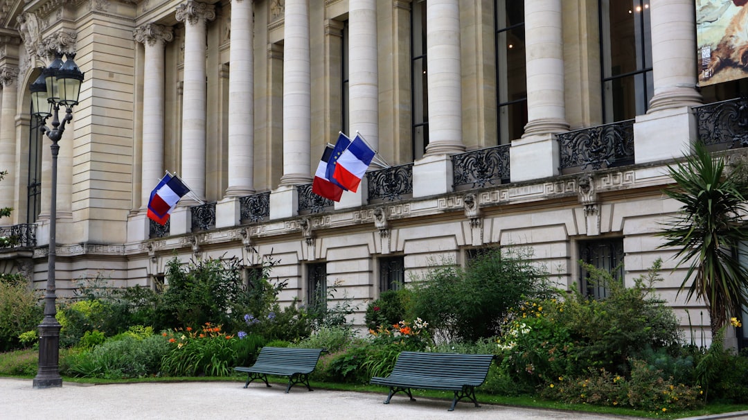 découvrez comment choisir une banque mutualiste française adaptée à vos besoins financiers, avec des conseils pour comparer les offres et bénéficier d'un service personnalisé.