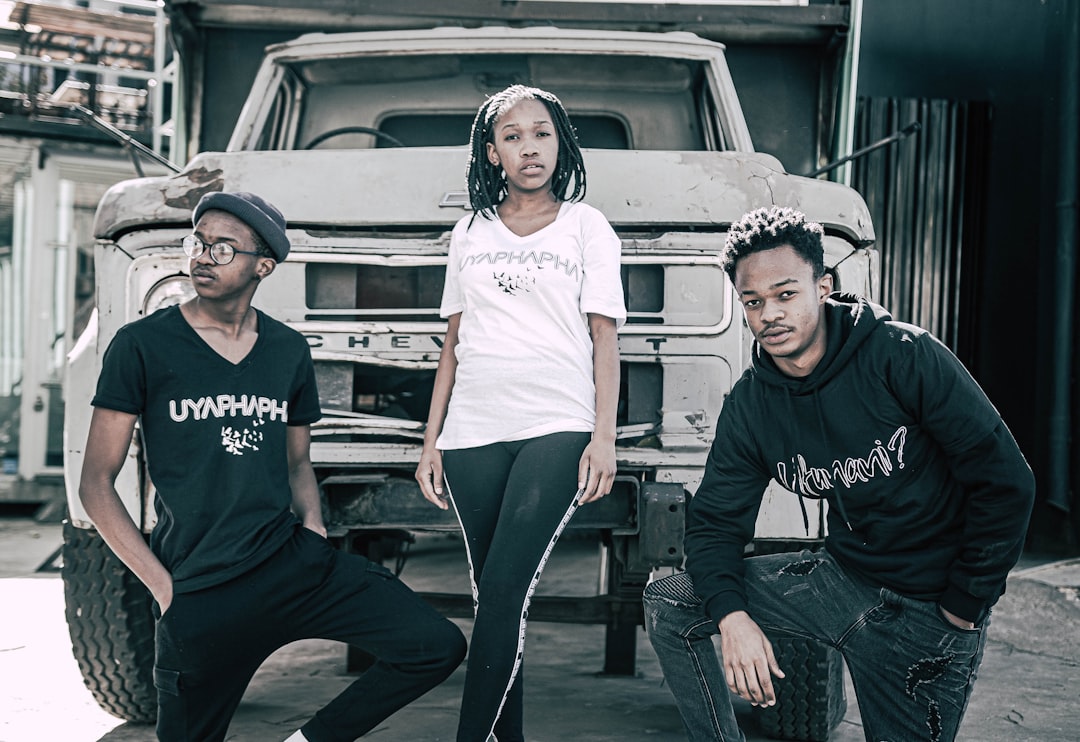 upfluence est une plateforme de marketing d'influence qui aide les marques à trouver, gérer et analyser leurs collaborations avec des influenceurs pour maximiser leur impact.